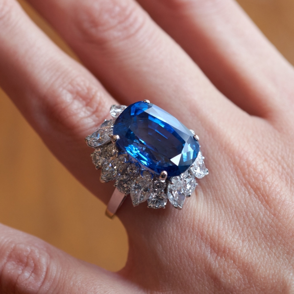 Lot 868 Bulgari sapphire diamond ring