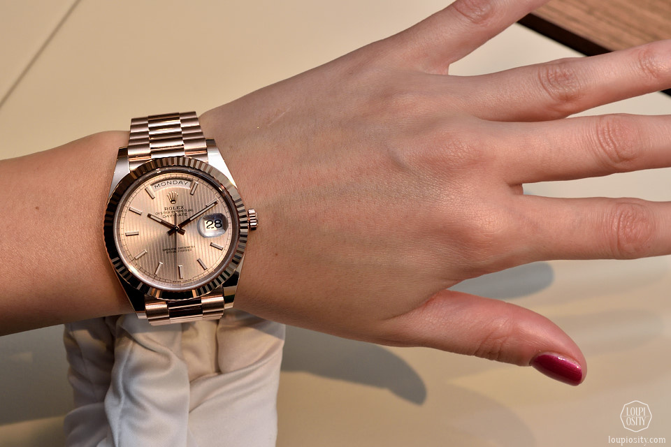 Часы 36 мм на руке женские