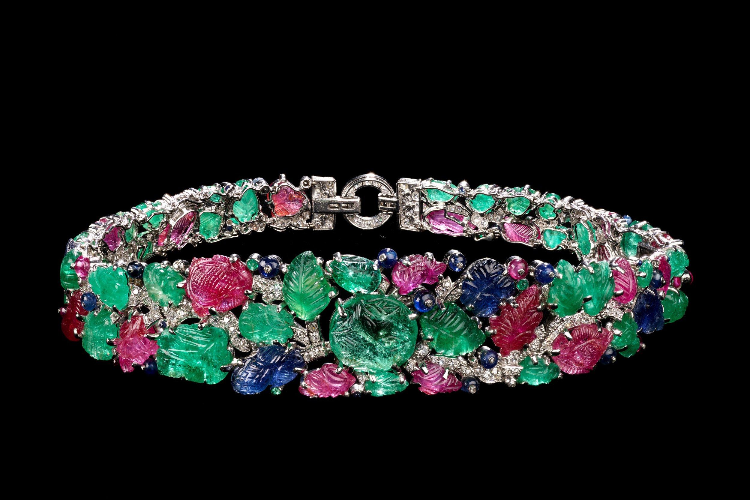 Bandeau-in-Tutti-Frutti-style-English-Art-Works-for-Cartier-London-1928.-Emeralds-rubies-sapphires-diamonds-and-platinum-©-Victoria-and-Albert-Museum-London_result