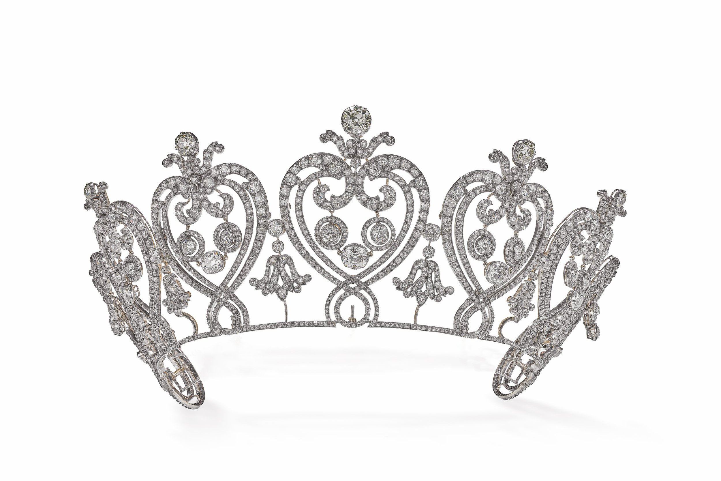 Manchester-Tiara-Harnichard-for-Cartier-Paris-1903.-Diamonds-gold-and-silver-the-C-scroll-at-each-end-set-with-glass-paste-©-Victoria-and-Albert-Museum-London_result