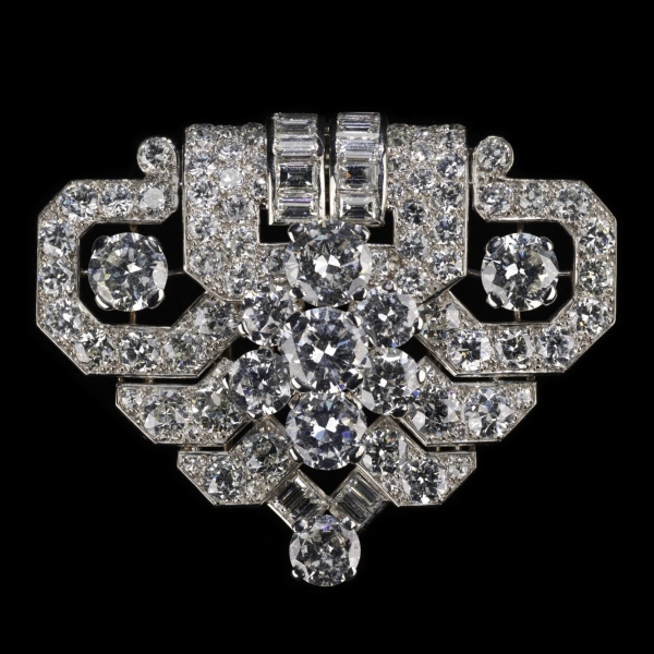Late-Art-Deco-period-brooch.-Cartier-London-1941.-Diamonds-and-platinum-©-Victoria-and-Albert-Museum-London_result