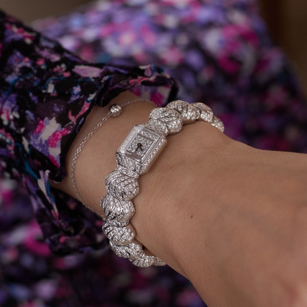 Myst de Cartier at the Watches & Wonders 2026. The white gold version offers a monochrome aesthetic with 986 brilliant-cut diamonds (9.17 ct).