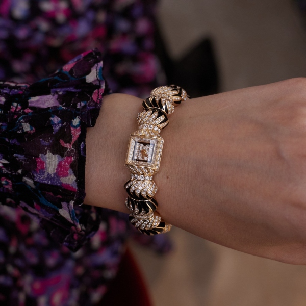 Myst de Cartier at the Watches & Wonders 2026. The yellow gold version features 634 brilliant-cut diamonds (6.13 ct) and lacquered and onyx details.