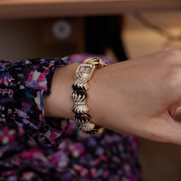 Myst de Cartier at the Watches & Wonders 2026. The yellow gold version features 634 brilliant-cut diamonds (6.13 ct) and lacquered and onyx details.