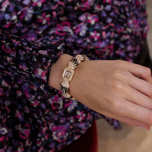 Myst de Cartier at the Watches & Wonders 2026. The yellow gold version features 634 brilliant-cut diamonds (6.13 ct) and lacquered and onyx details.