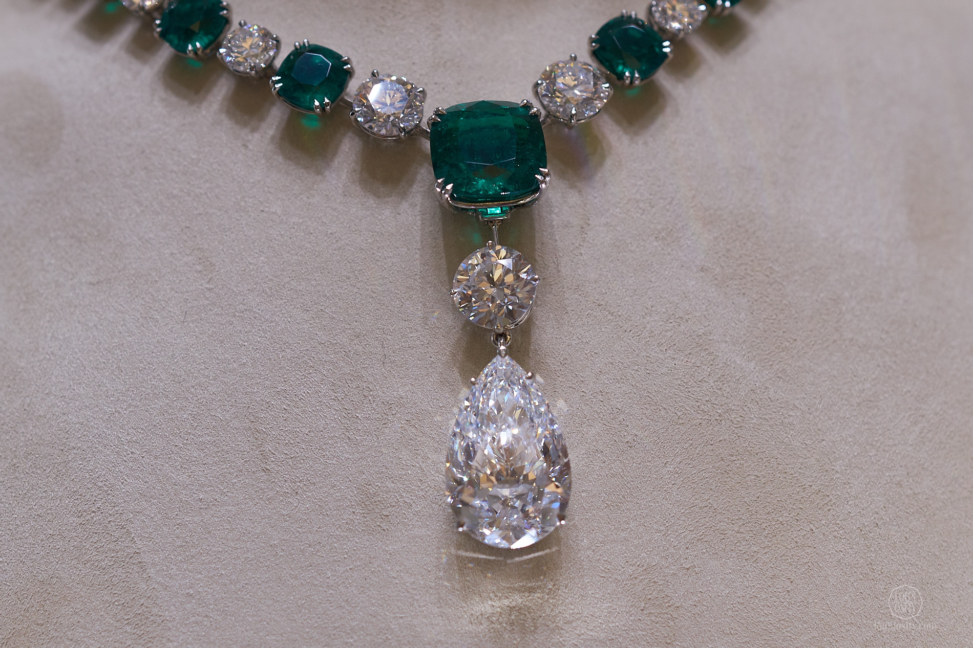 Necklace with emeralds and diamonds