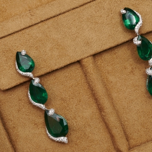 High Jewellery emerald earrings