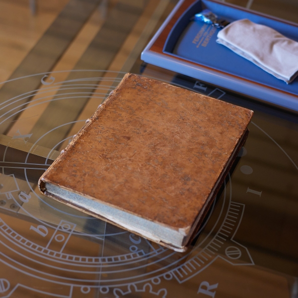 The "Mesure du Temps 1787" collection is drawing its name from a seminal 1787 publication by the master himself: "De la Mesure du Temps ou supplément au Traité des horloges marines et à l'Essai sur l'horlogerie [...]" (On the Measurement of Time or Supplement to the Treatise on Marine Clocks and the Essay on Horology)