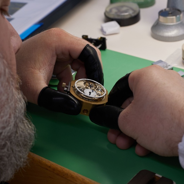 Workstations at the Ferdinand Berthoud Manufacture - adjusting the new Chronomètre FB 2TV