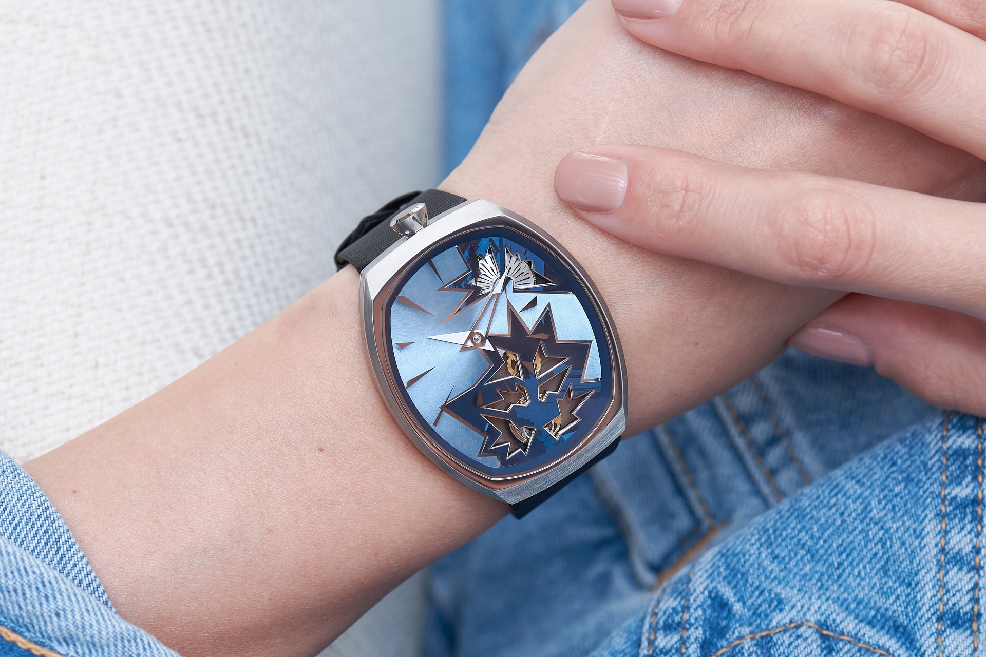 entropy-1_blue_wristshot-2_fiona_kruger_chaos_watch