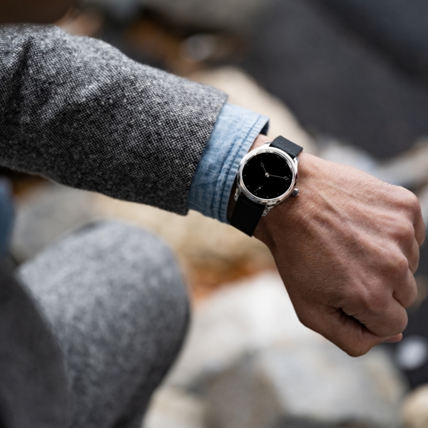 HMoser_1327-1200_Endeavour_Small_Seconds_Total_Eclipse_Lifestyle_Rob_Wrist