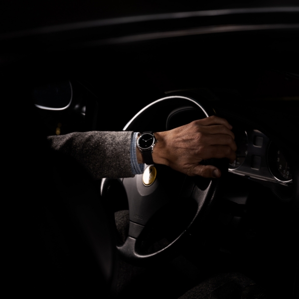 HMoser_1327-1200_Endeavour_Small_Seconds_Total_Eclipse_Lifestyle_Rob_Wrist_Car