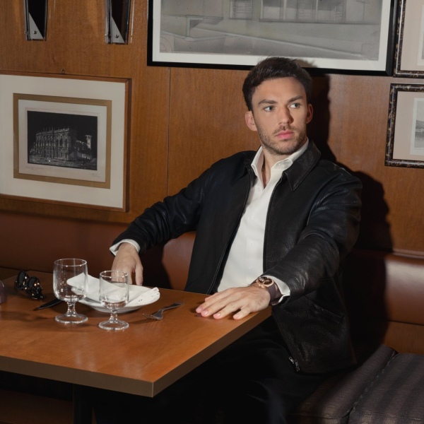HMoser_6805-0410_Streamliner_Tourbillon_RG_Pierre_Gasly_Edition__Lifestyle_Wristshot_Gasly_Restaurant_result