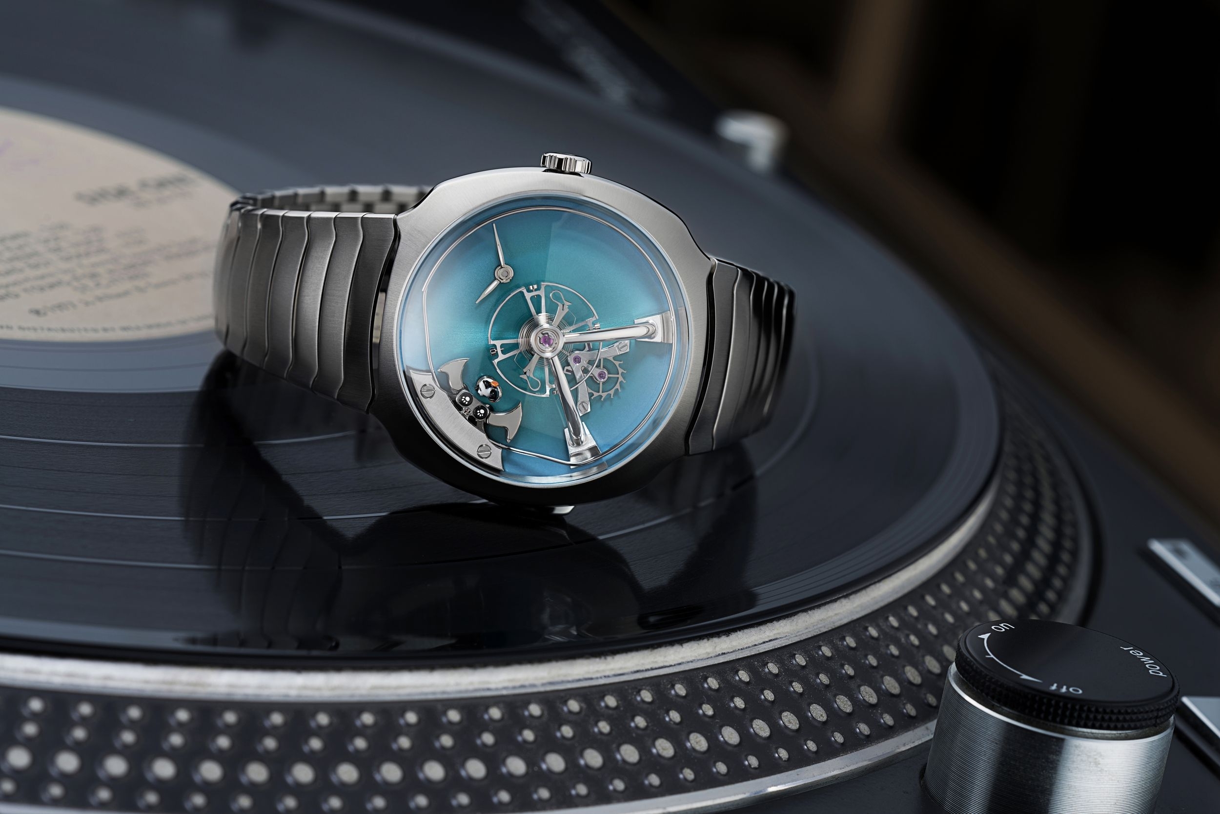 HMoser_x_MBF_Streamliner_Pandamonium_Only_Watch_2023_Lifestyle_Vinyl_Side_Hres_result