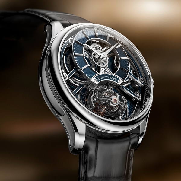 The triple-axis tourbillon of the Master Hybris Inventiva Gyrotourbillon à Stratosphère covers 98 % of possible positions. Featuring a platinum (950/1000) case and a 18K white gold (750/1000) movement.