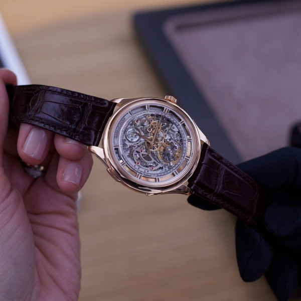 Driven by Calibre 362, the new Master Hybris Mechanica Ultra Thin Minute Repeater Tourbillon features an ultra-slim 5 mm automatic movement combined with a minute repeater and a flying tourbillon.