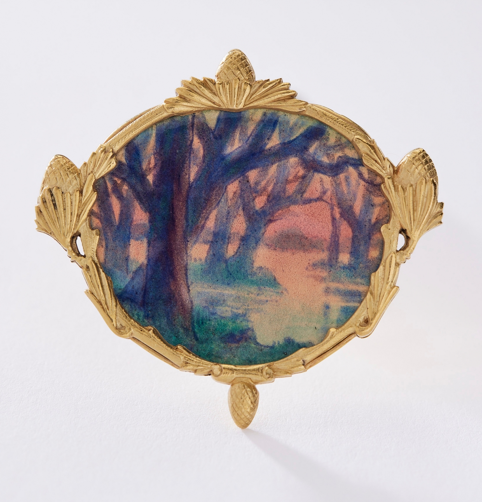 Small_Lucien-Hirz-pour-la-Maison-Boucheron-La-Forêt-broche-or-vert-et-émail-1910.-Paris-collection-Boucheron.-Photo-Benjamin-Chelly._result