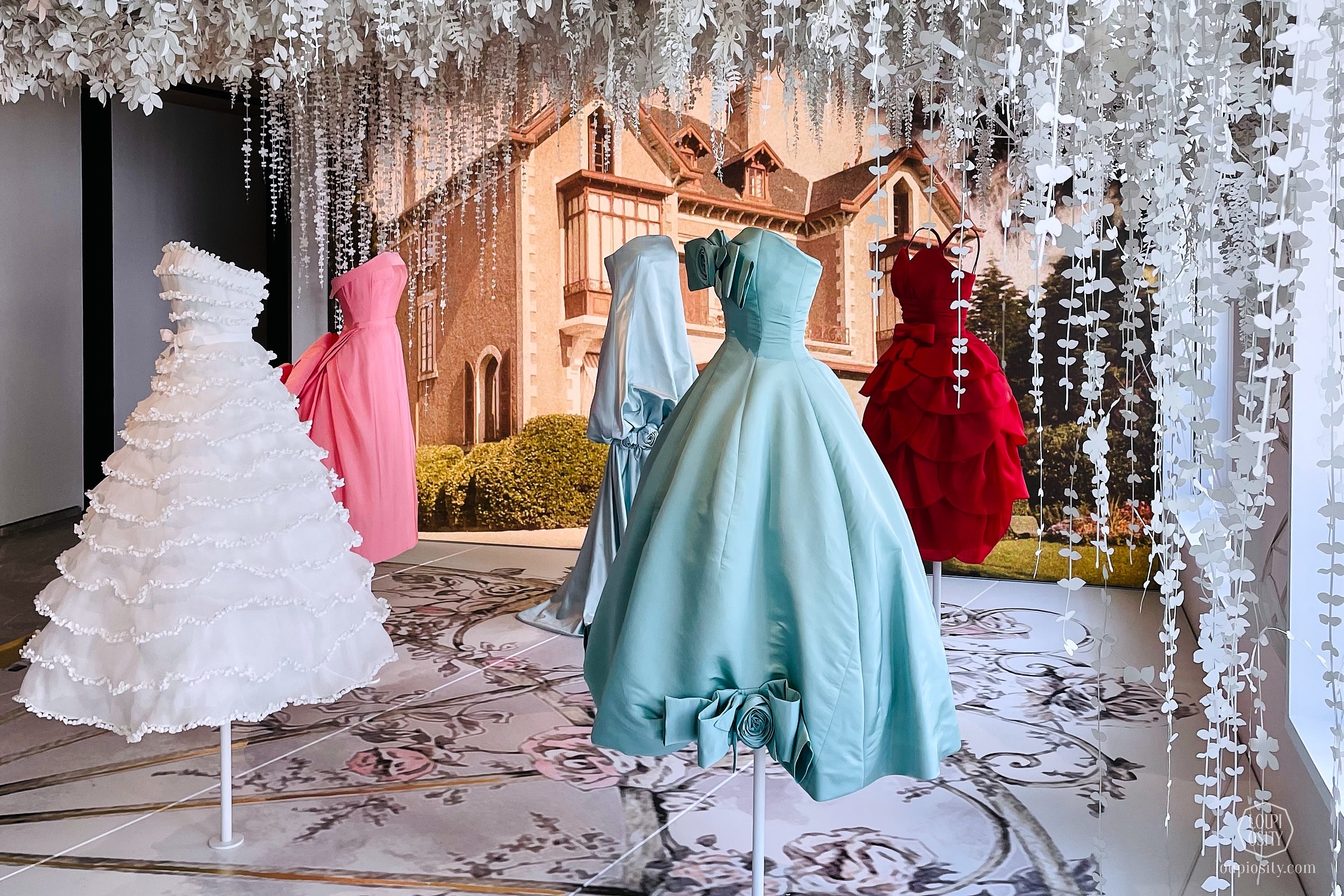 La Galerie Dior, Dior dresses