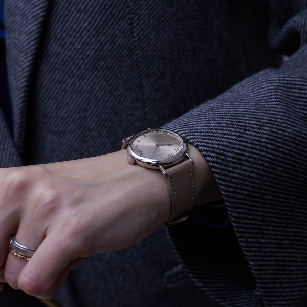 Patek Philippe Calatrava Reference 7200/50G-001 features a sand-beige sunburst dial with a matching calfskin strap at the Watches and Wonders 2026