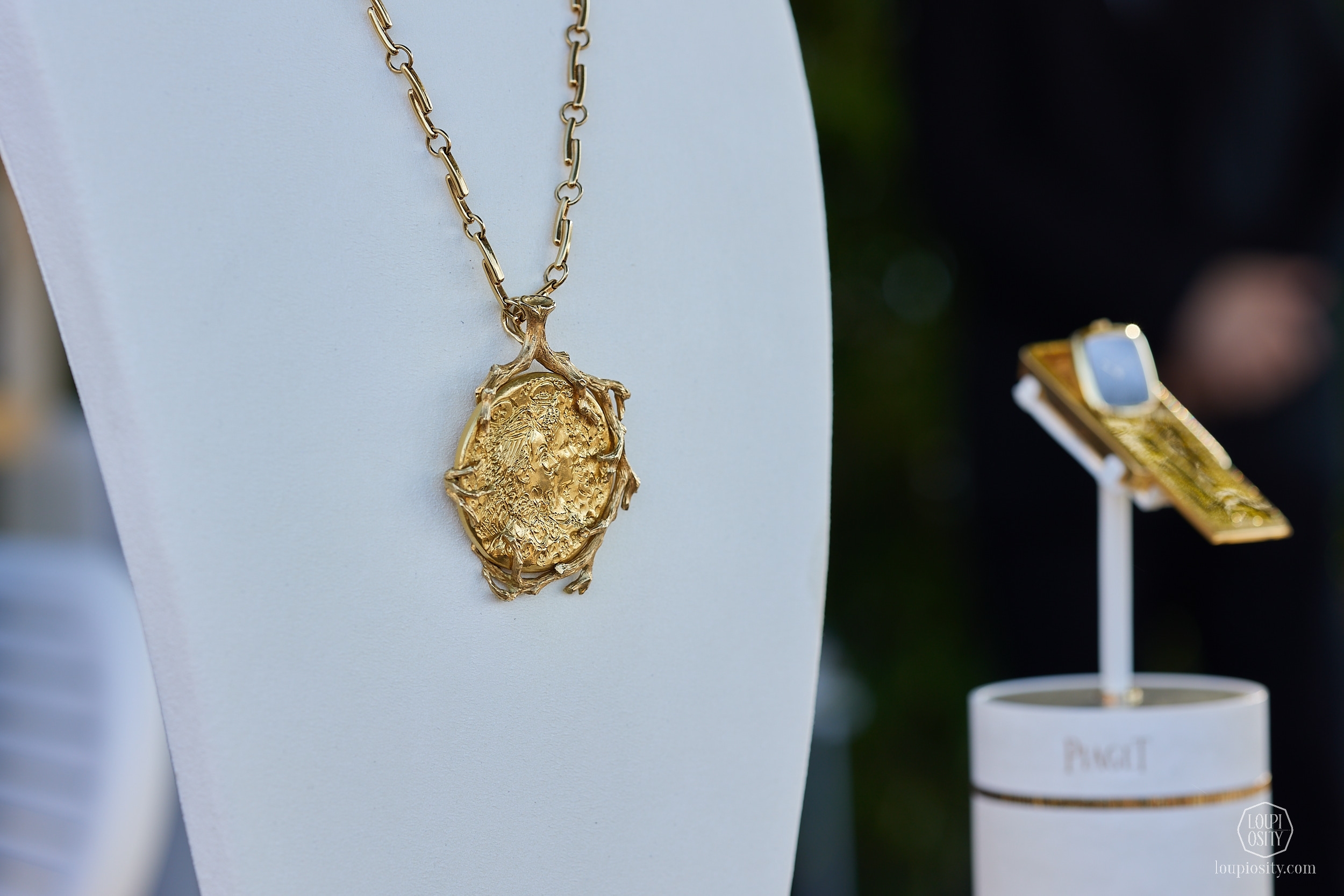 Piaget yellow gold necklace with Dali d’Or coin
