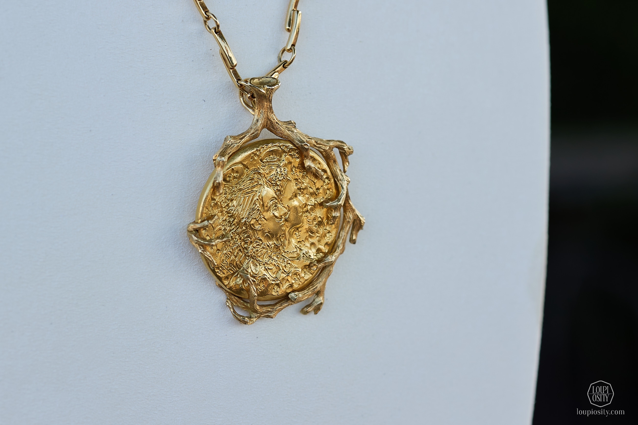 Piaget yellow gold necklace with Dali d’Or coin