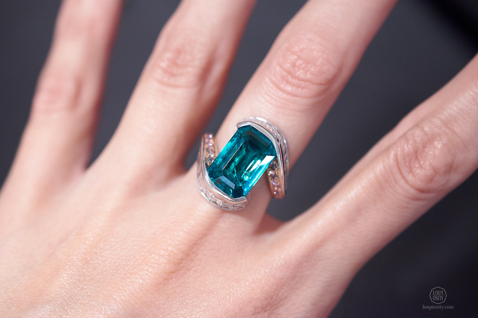 Swing ring with Colombian emerald