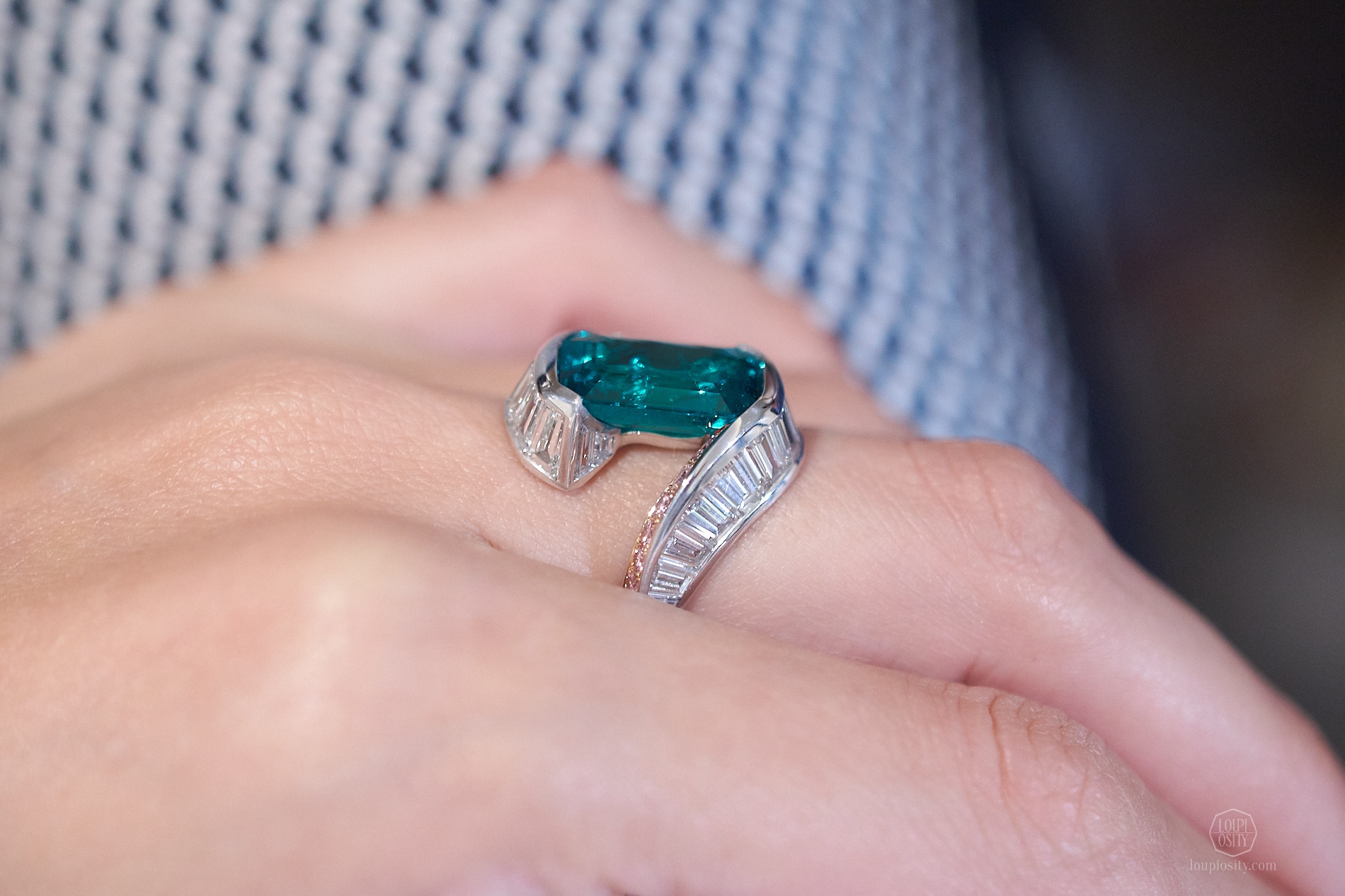 Swing ring with Colombian emerald