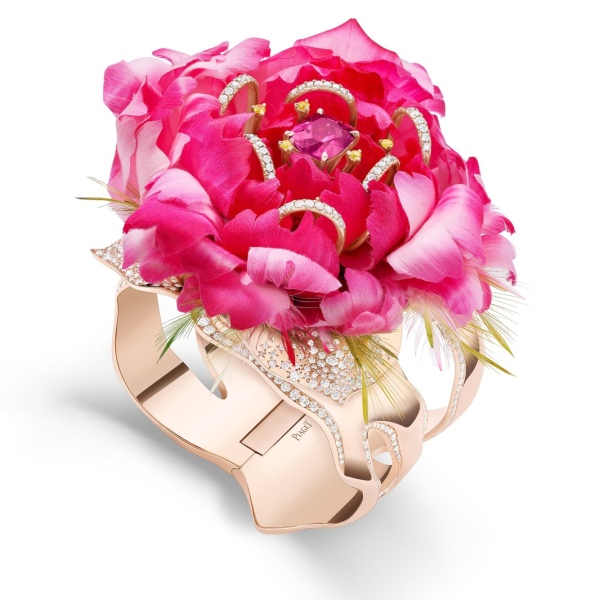 PIAGET_HIGH-JEWELLERY_SHAPES-OF-EXTRALEGANZA_G36N3100_FULL_3_4_RGB_result