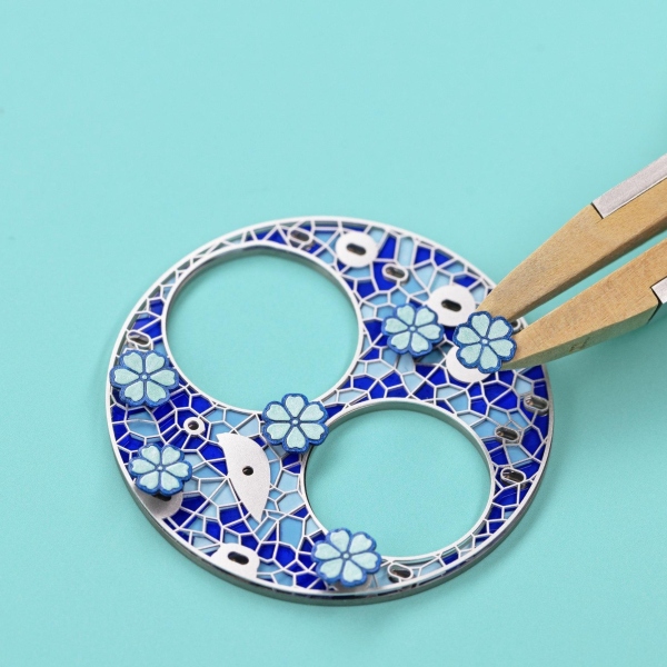 Bird-on-a-Flying-Tourbillon-Painted-flowers-attached-onto-the-dial-@Tiffany-Co_result