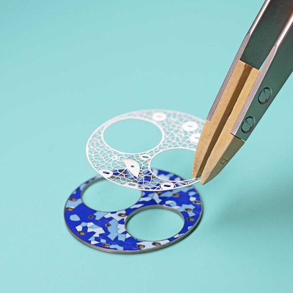Bird-on-a-Flying-Tourbillon-filigree-applied-on-the-enamel-dial-@Tiffany-Co_result