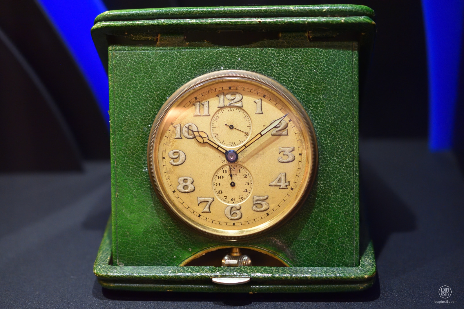 “Wallet” alarm clock