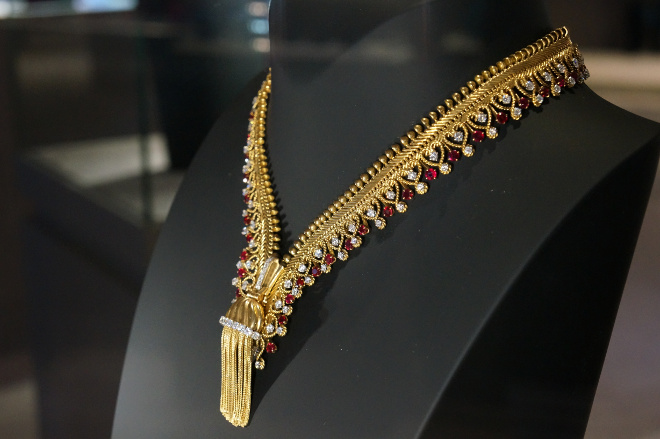 Watch How a Van Cleef and Arpels Zip Necklace Transforms into a